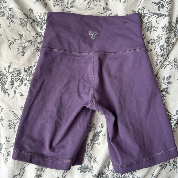 Aritzia Pants - Aritzia TNA BUTTER hi-Rise biker shorts